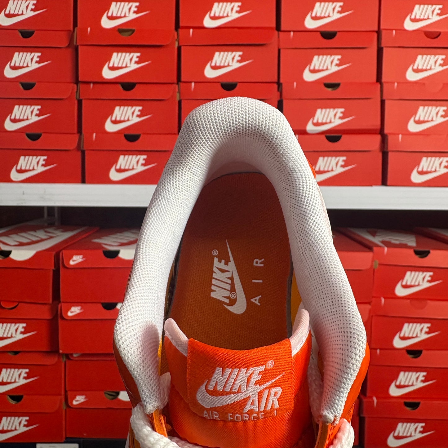 Nike Air Force 1 '07 LV8 Safety Orange Patent Scarpe Sneakers Uomo Donna