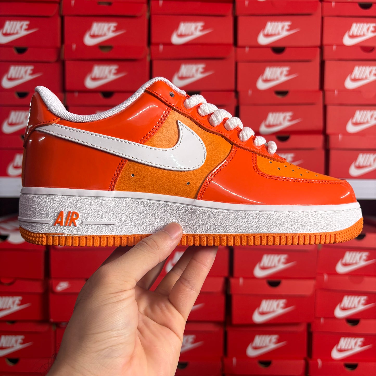 Nike Air Force 1 '07 LV8 Safety Orange Patent Scarpe Sneakers Uomo Donna