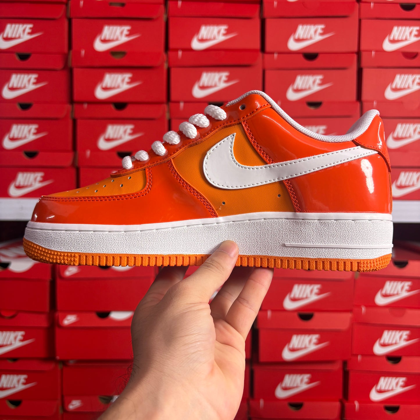 Nike Air Force 1 '07 LV8 Safety Orange Patent Scarpe Sneakers Uomo Donna