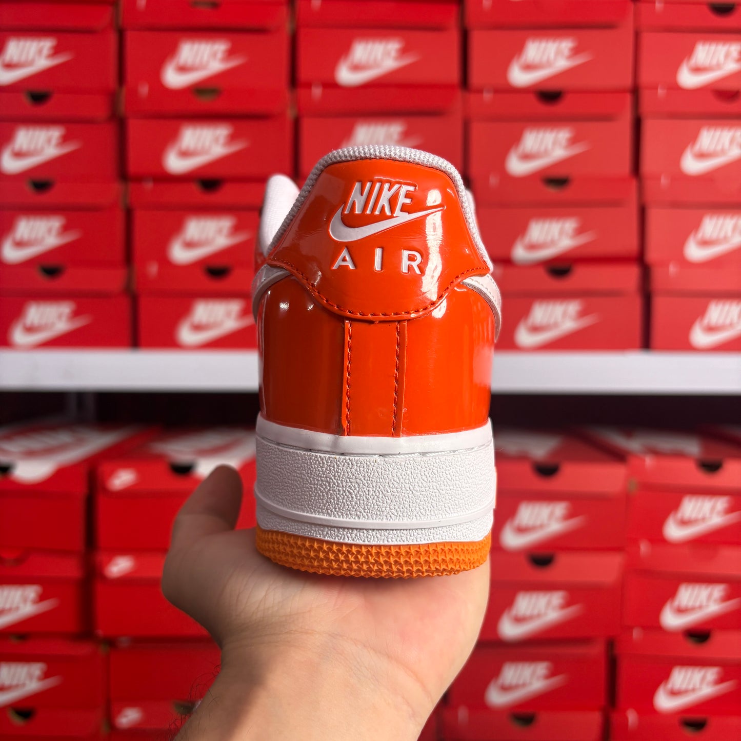 Nike Air Force 1 '07 LV8 Safety Orange Patent Scarpe Sneakers Uomo Donna