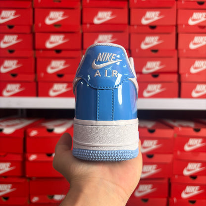 Nike Air Force 1 '07 LV8 Psychic Blue Uomo Donna Sneakers Bianche e Azzurre